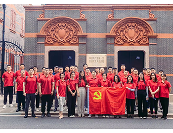 心向黨，建新功